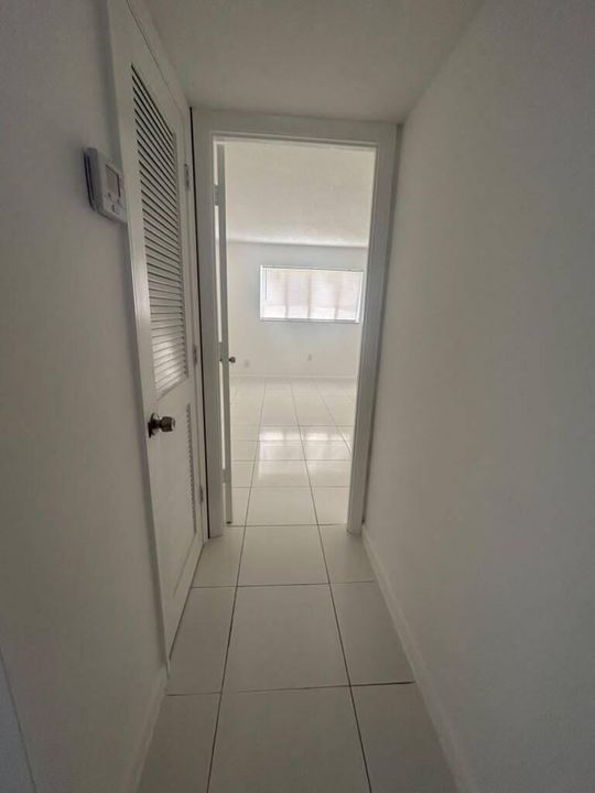 hallway -s
