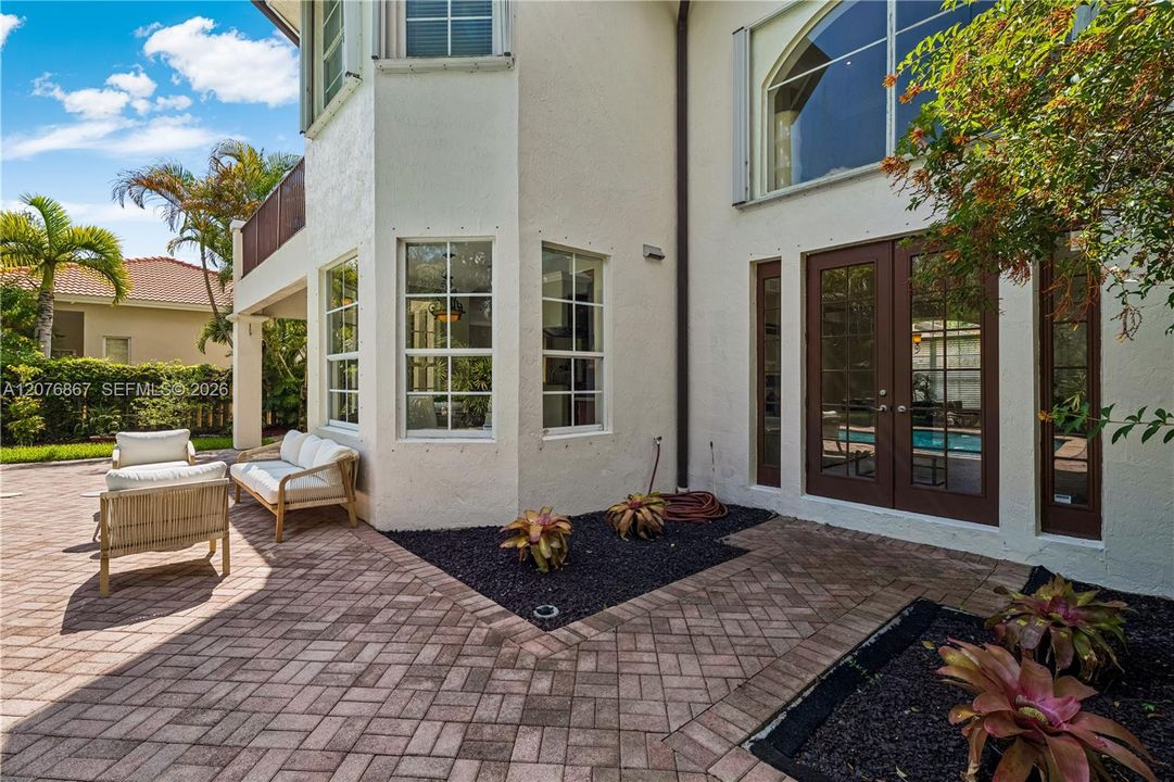 For Sale: $1,979,000 (6 beds, 4 baths, 3971 Square Feet)