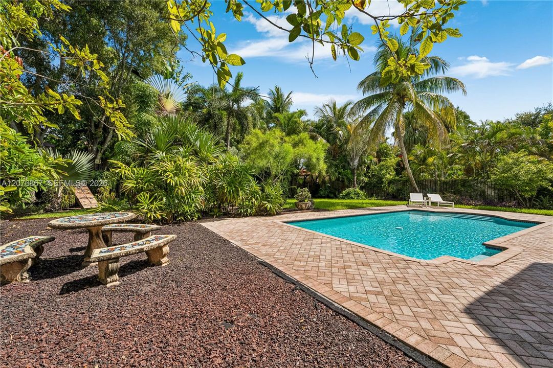 For Sale: $1,979,000 (6 beds, 4 baths, 3971 Square Feet)