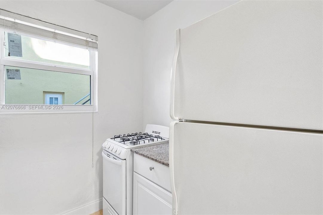 For Rent: $1,950 (1 beds, 1 baths, 5621 Square Feet)