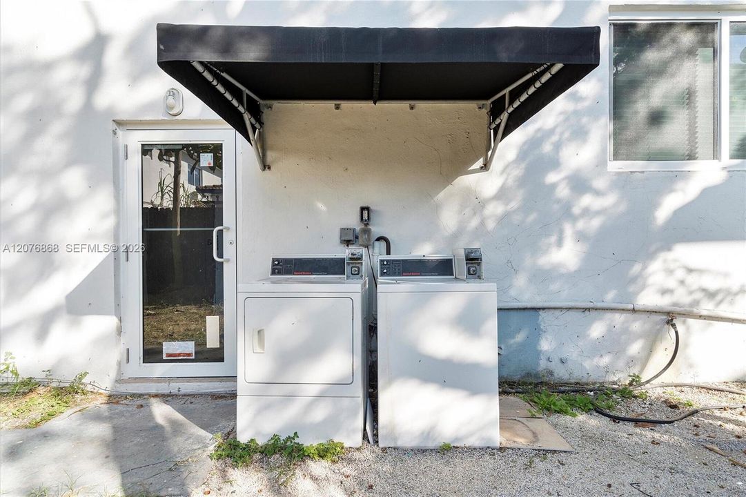 For Rent: $1,950 (1 beds, 1 baths, 5621 Square Feet)