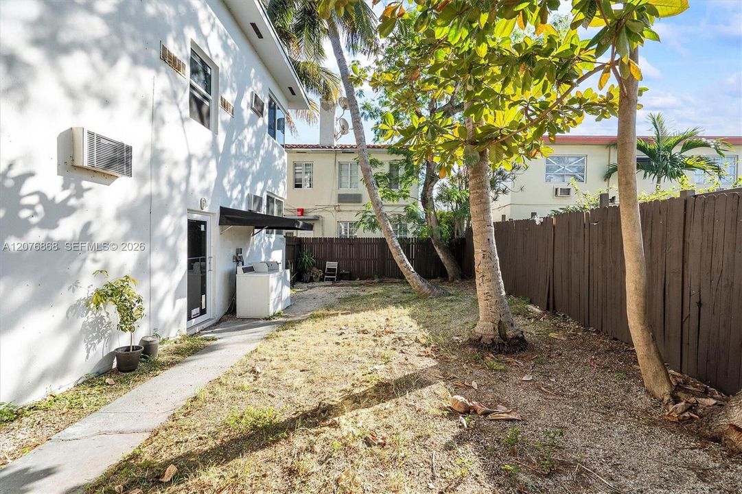 For Rent: $1,950 (1 beds, 1 baths, 5621 Square Feet)