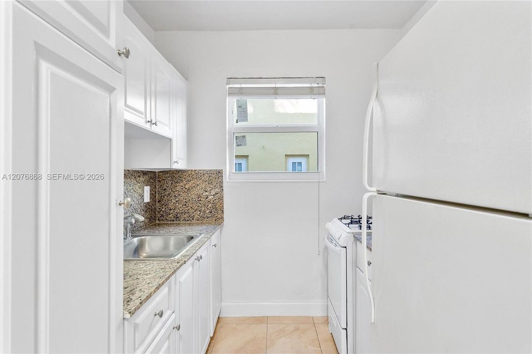 For Rent: $1,950 (1 beds, 1 baths, 5621 Square Feet)