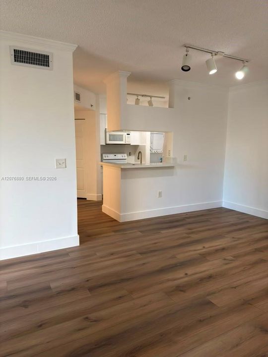 For Rent: $2,395 (1 beds, 1 baths, 673 Square Feet)
