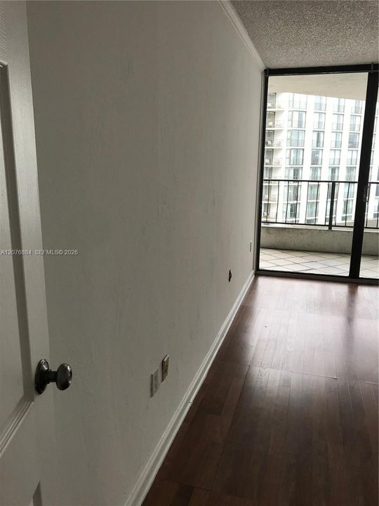 待售: $329,000 (1 贝兹, 1 浴室, 860 平方英尺)