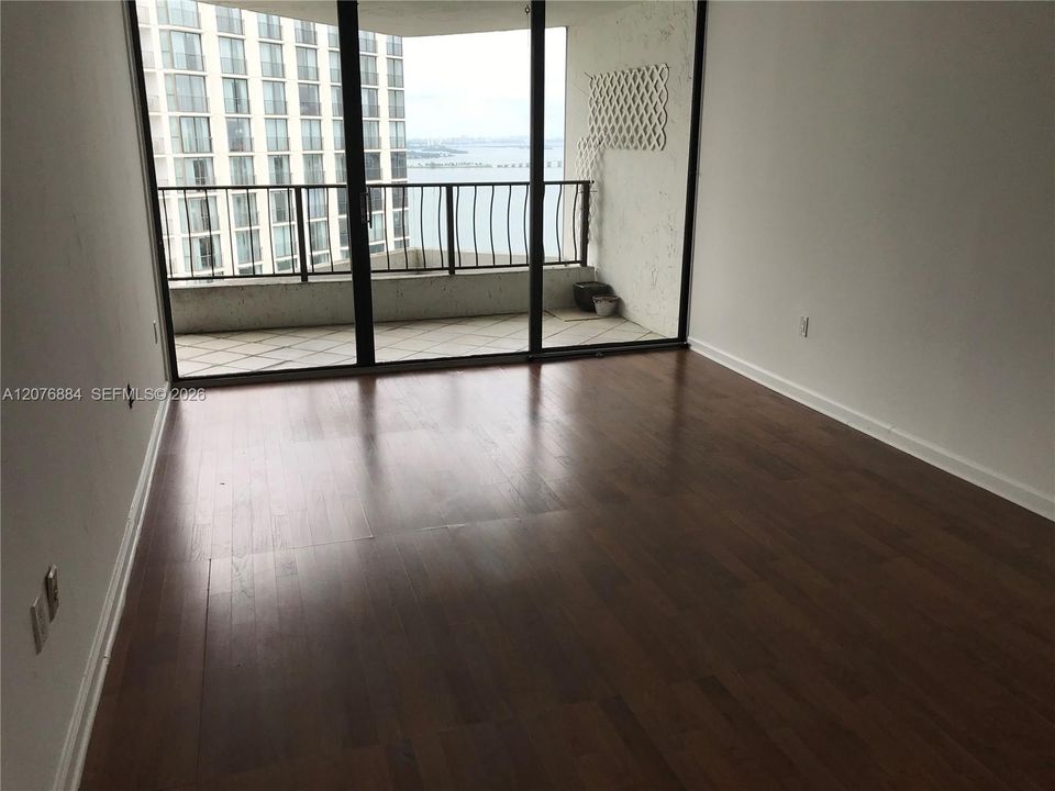 待售: $329,000 (1 贝兹, 1 浴室, 860 平方英尺)