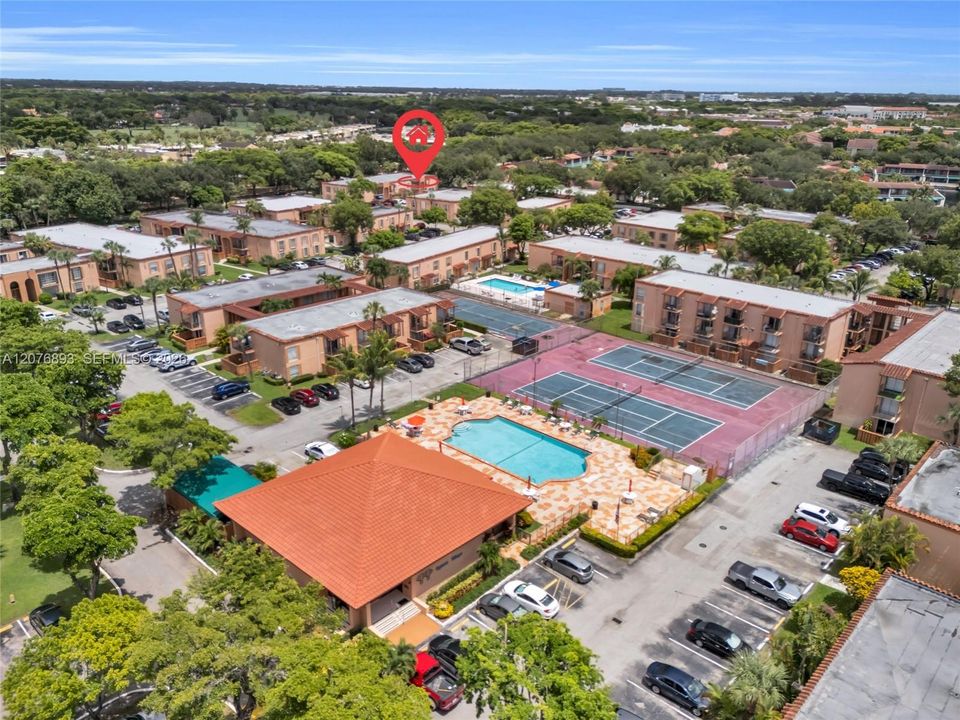 For Sale: $299,900 (2 beds, 1 baths, 816 Square Feet)