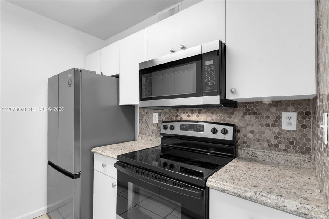 For Sale: $299,900 (2 beds, 1 baths, 816 Square Feet)