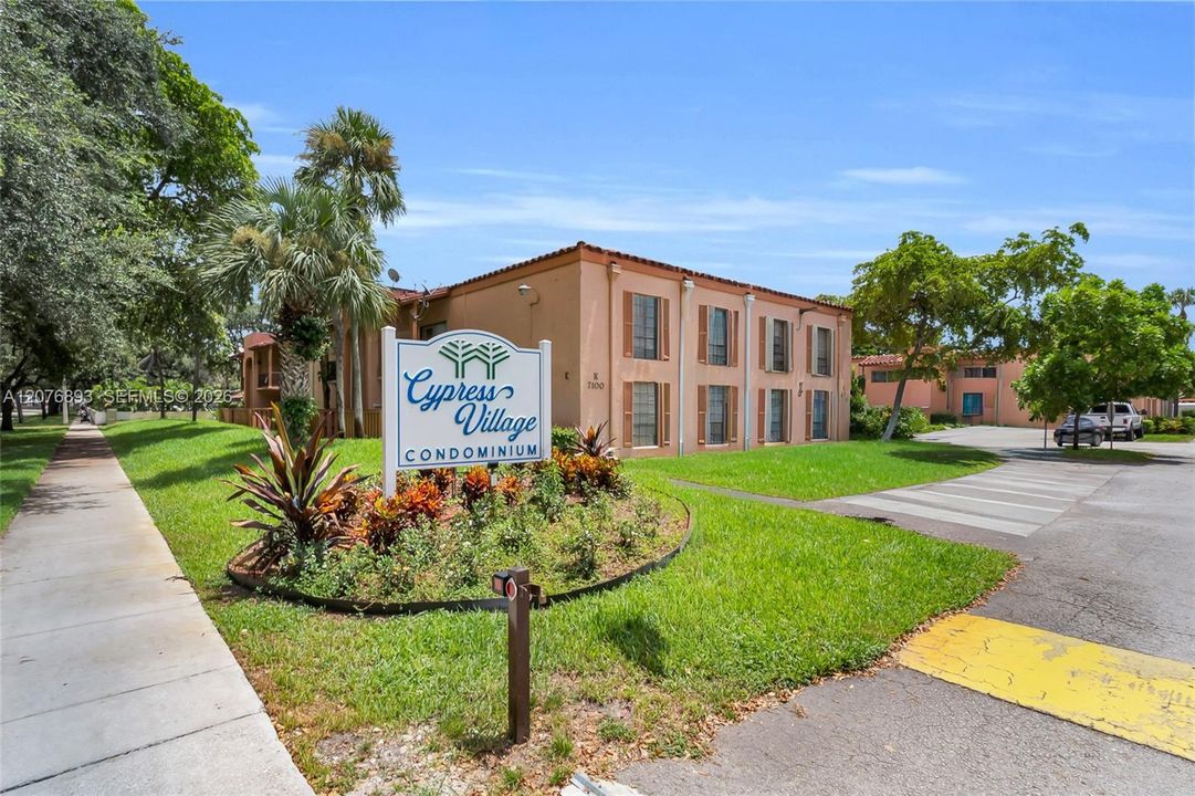 For Sale: $299,900 (2 beds, 1 baths, 816 Square Feet)
