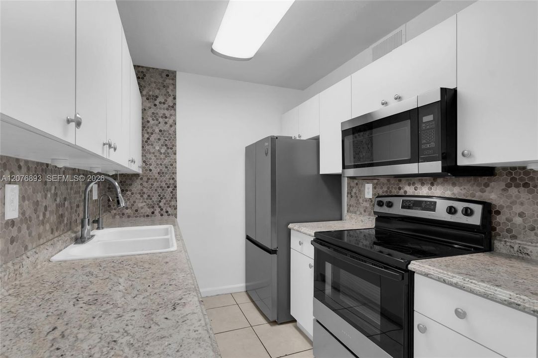 For Sale: $299,900 (2 beds, 1 baths, 816 Square Feet)