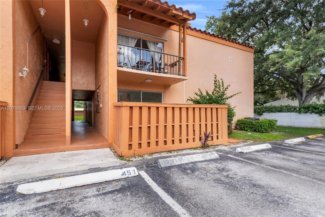 For Sale: $299,900 (2 beds, 1 baths, 816 Square Feet)
