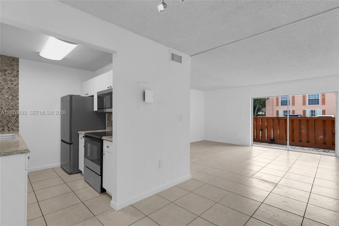 For Sale: $299,900 (2 beds, 1 baths, 816 Square Feet)