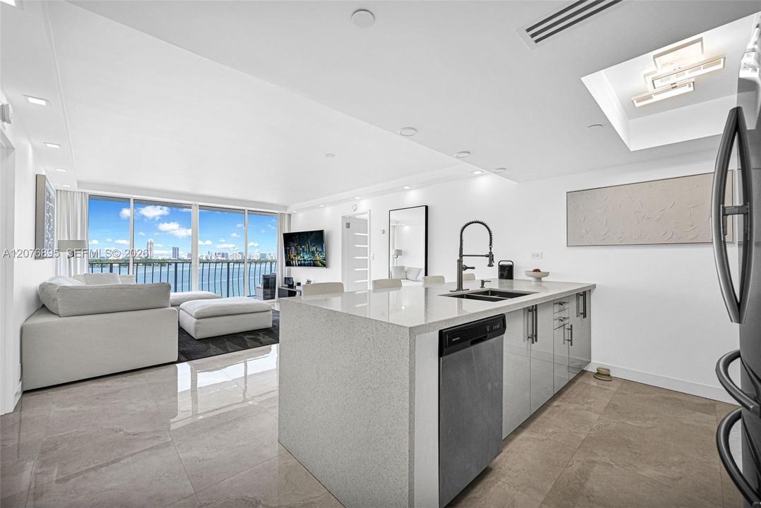 En Venta: $575,000 (2 camas, 2 baños, 1030 Pies cuadrados)