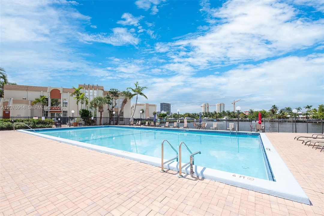 For Rent: $2,500 (2 beds, 2 baths, 924 Square Feet)