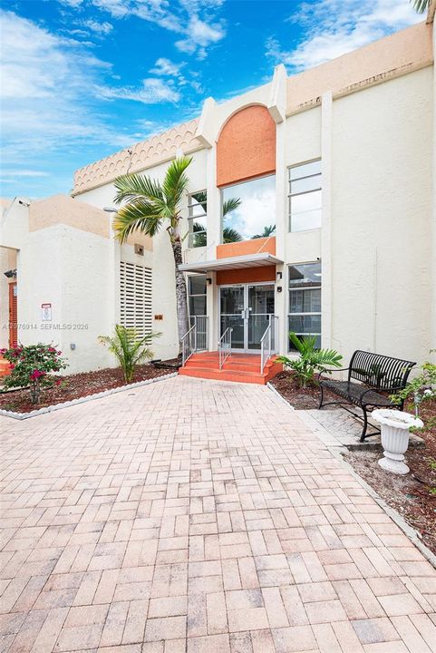 For Rent: $2,500 (2 beds, 2 baths, 924 Square Feet)