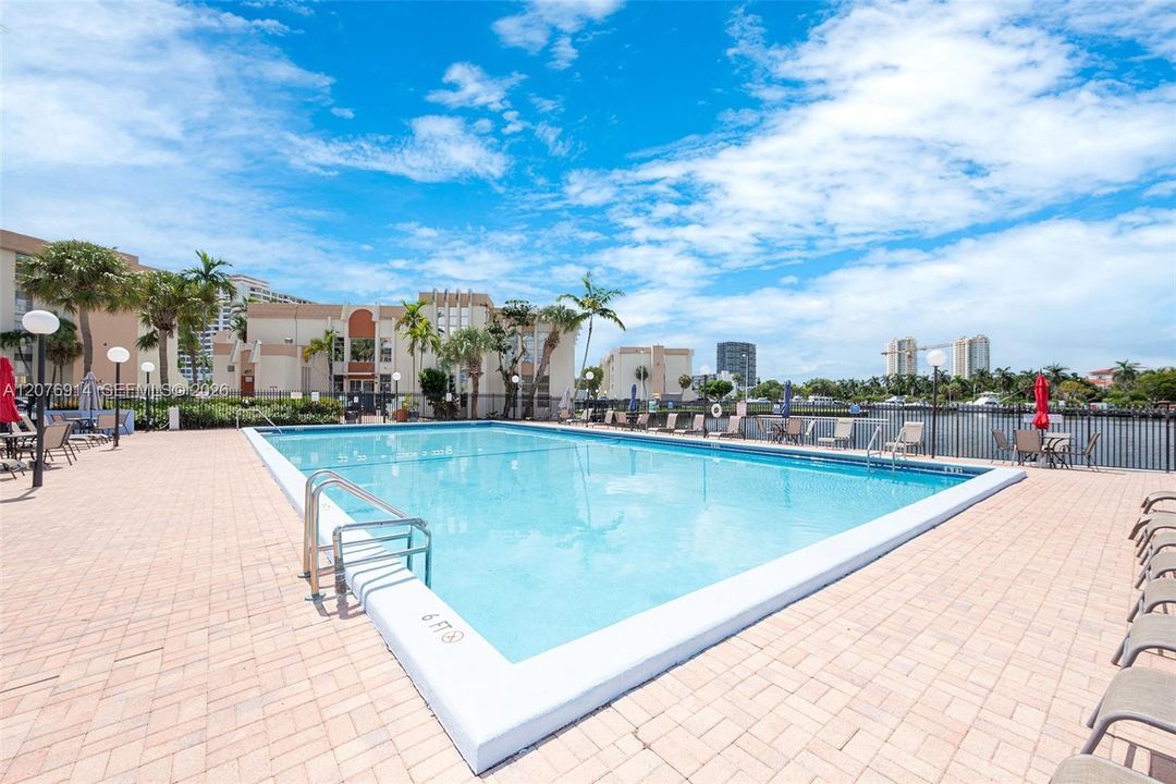 For Rent: $2,500 (2 beds, 2 baths, 924 Square Feet)