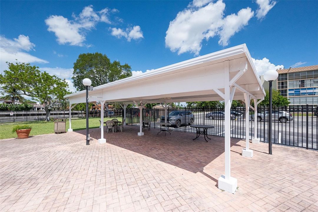 For Rent: $2,500 (2 beds, 2 baths, 924 Square Feet)