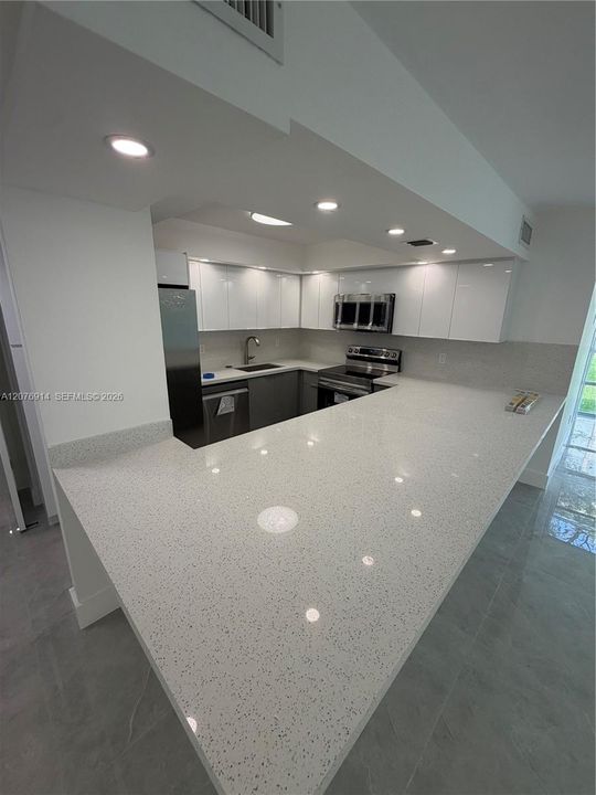 For Rent: $2,500 (2 beds, 2 baths, 924 Square Feet)