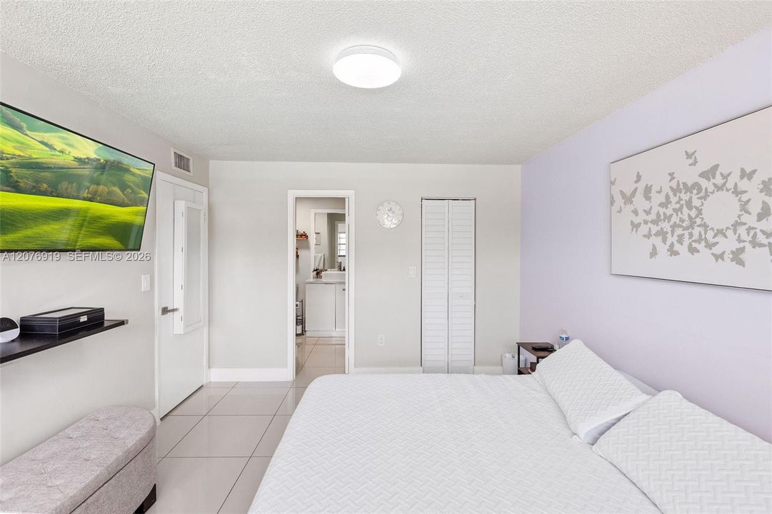 For Sale: $220,000 (2 beds, 2 baths, 835 Square Feet)