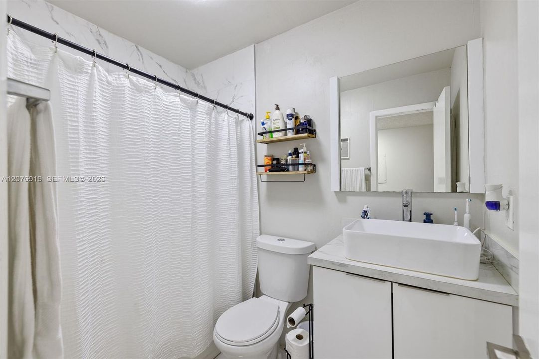 For Sale: $220,000 (2 beds, 2 baths, 835 Square Feet)