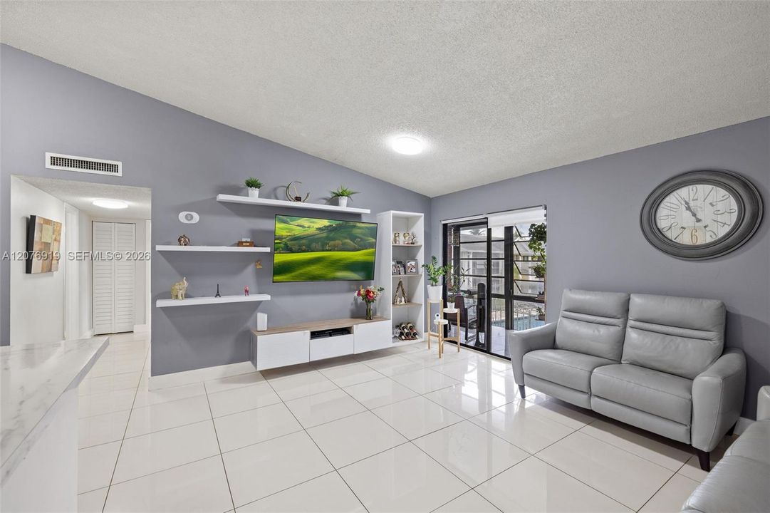 For Sale: $220,000 (2 beds, 2 baths, 835 Square Feet)