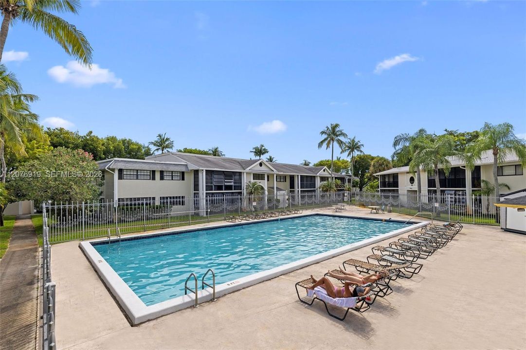 For Sale: $220,000 (2 beds, 2 baths, 835 Square Feet)