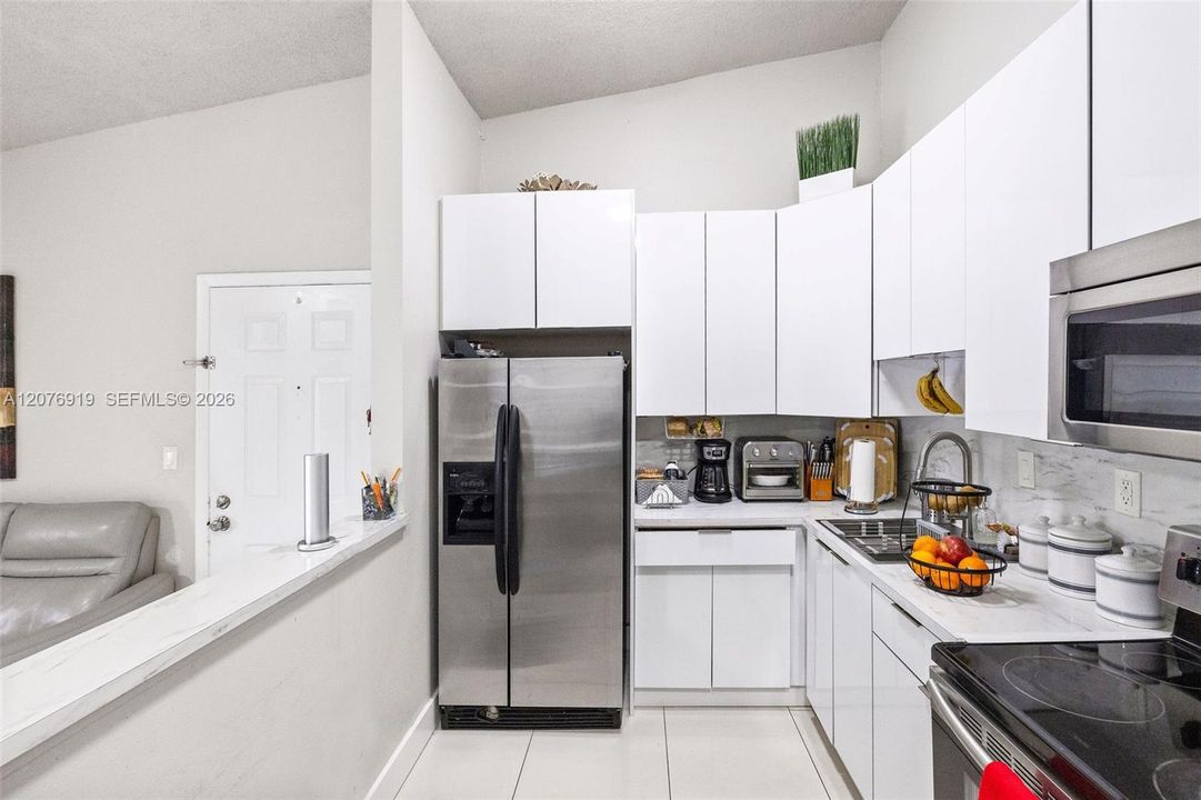 For Sale: $220,000 (2 beds, 2 baths, 835 Square Feet)