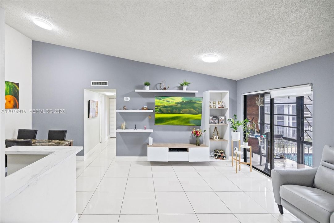 For Sale: $220,000 (2 beds, 2 baths, 835 Square Feet)
