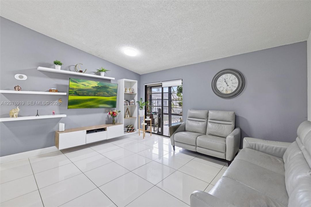 For Sale: $220,000 (2 beds, 2 baths, 835 Square Feet)