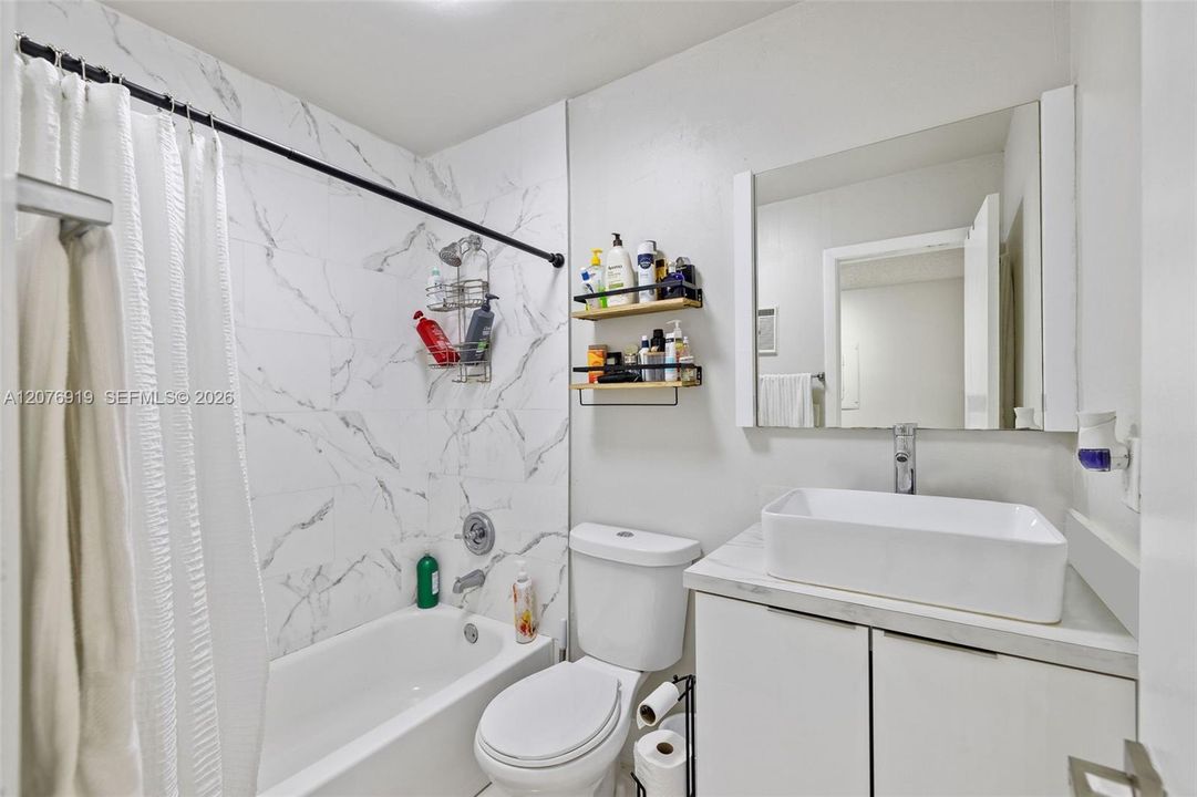For Sale: $220,000 (2 beds, 2 baths, 835 Square Feet)