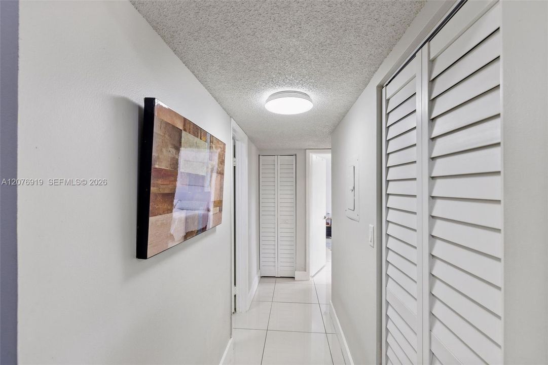 For Sale: $220,000 (2 beds, 2 baths, 835 Square Feet)