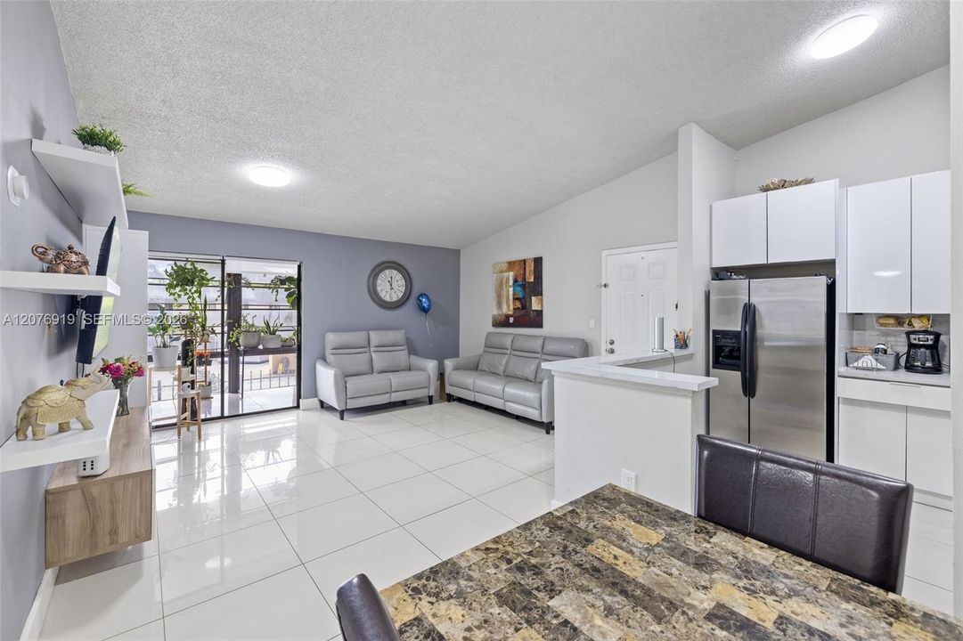 For Sale: $220,000 (2 beds, 2 baths, 835 Square Feet)