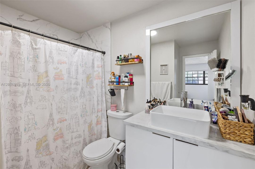 For Sale: $220,000 (2 beds, 2 baths, 835 Square Feet)