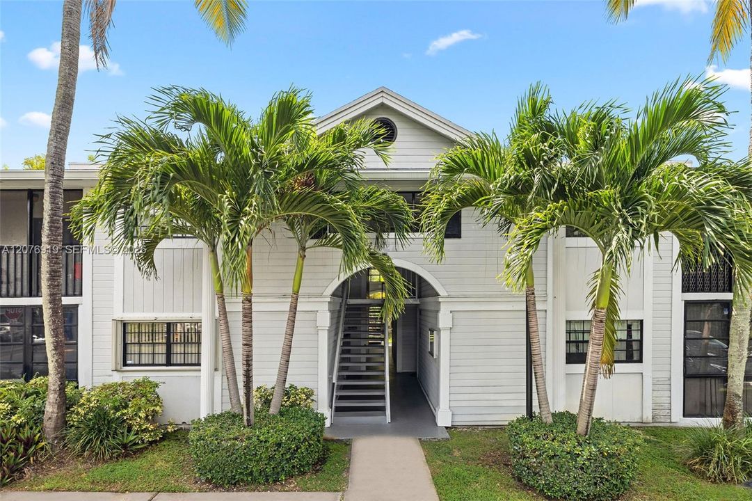 For Sale: $220,000 (2 beds, 2 baths, 835 Square Feet)