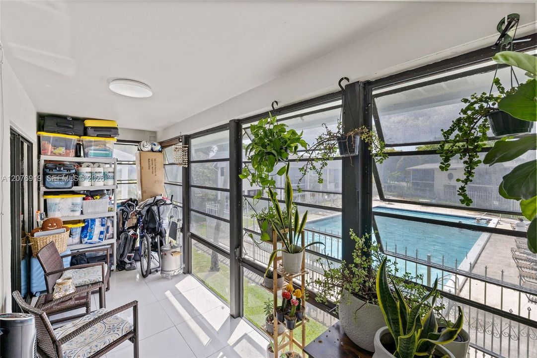 For Sale: $220,000 (2 beds, 2 baths, 835 Square Feet)