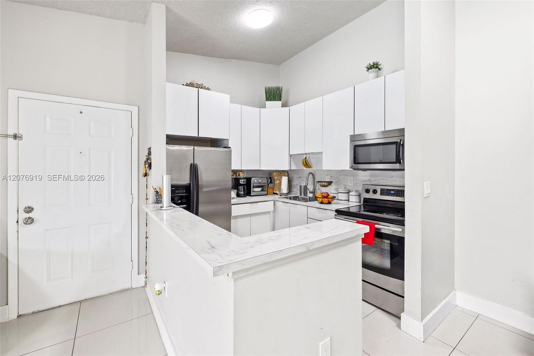 For Sale: $220,000 (2 beds, 2 baths, 835 Square Feet)