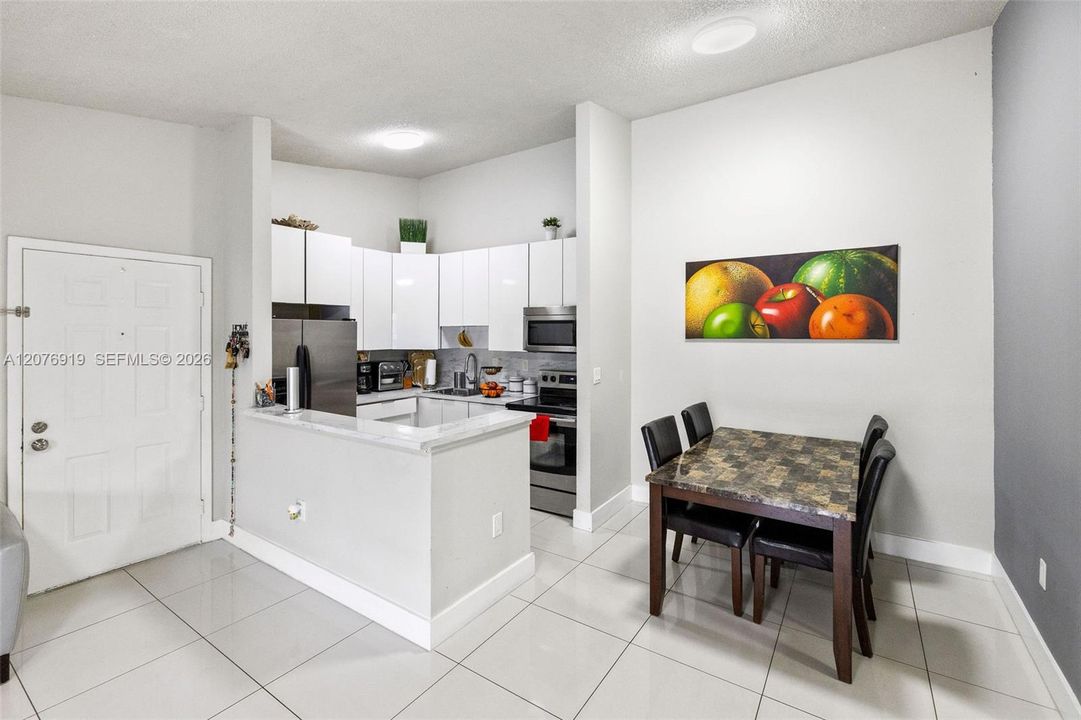 For Sale: $220,000 (2 beds, 2 baths, 835 Square Feet)