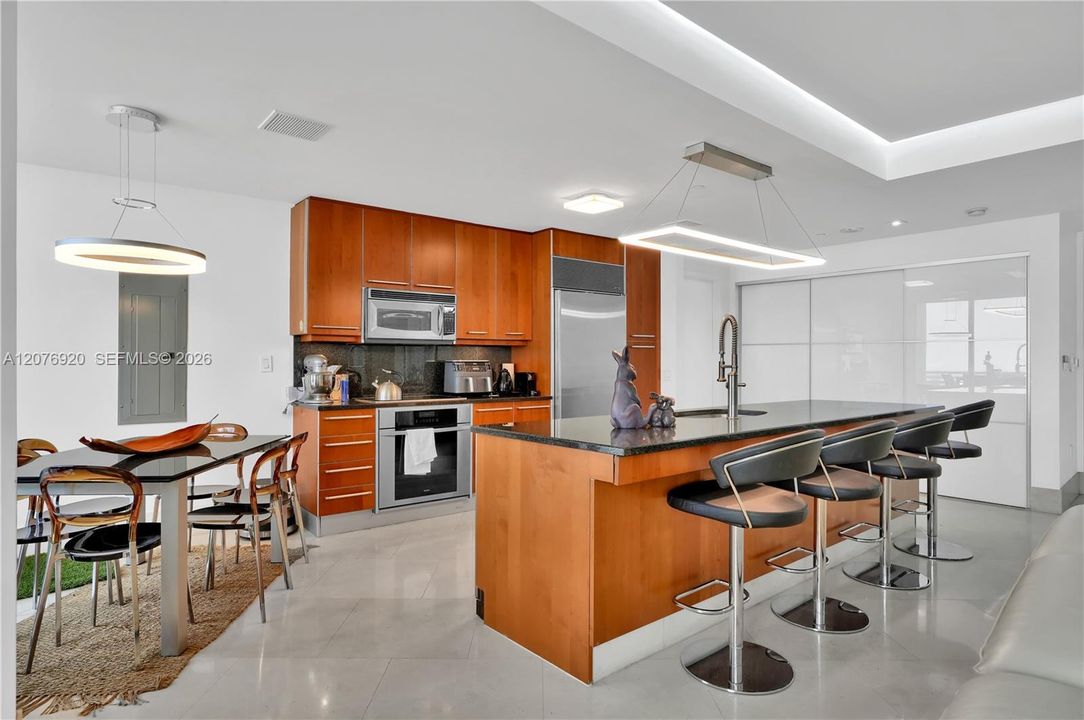 For Sale: $1,995,000 (2 beds, 2 baths, 1784 Square Feet)
