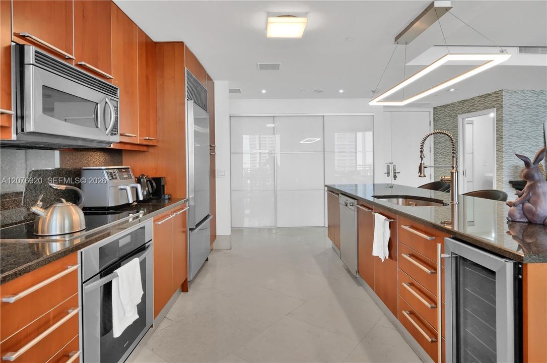 For Sale: $1,995,000 (2 beds, 2 baths, 1784 Square Feet)