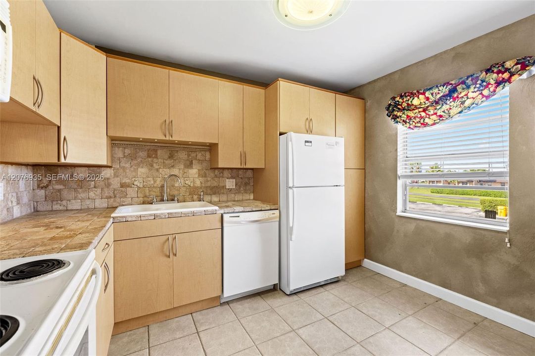 На продажу: $134,500 (2 спален, 2 ванн, 1096 Квадратных фут)