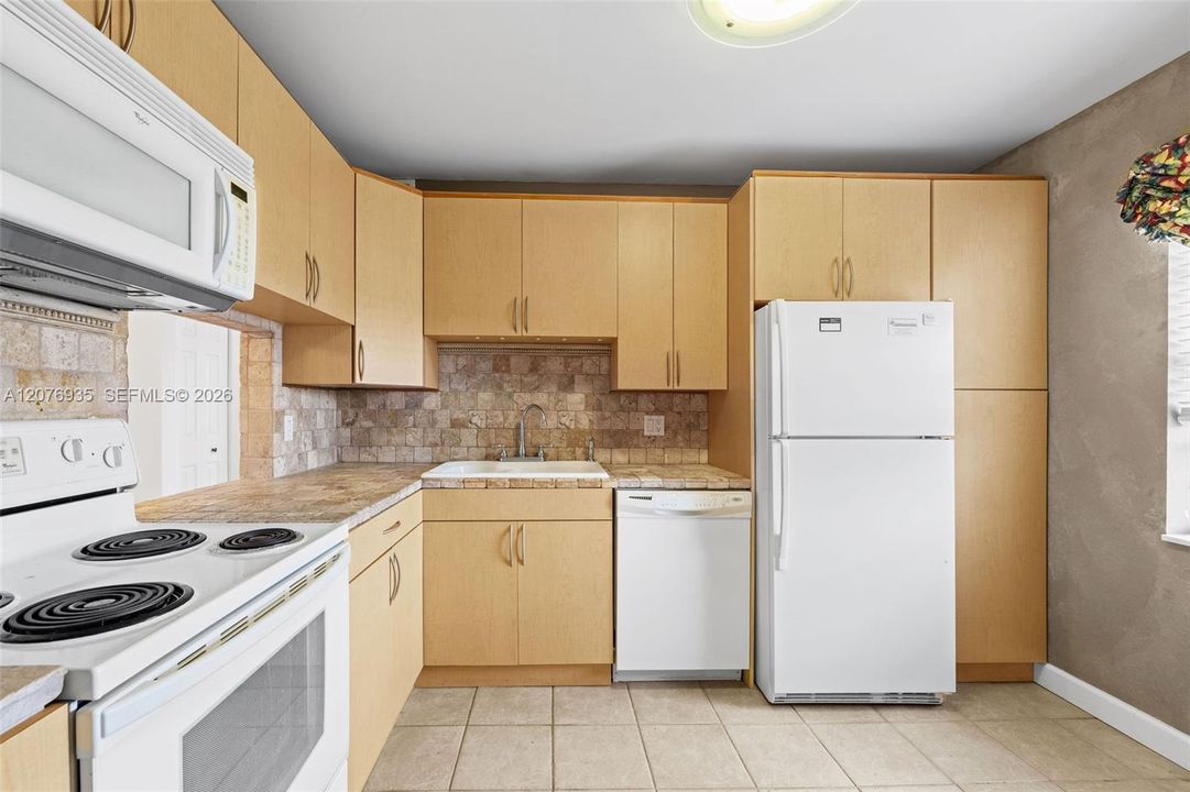 На продажу: $134,500 (2 спален, 2 ванн, 1096 Квадратных фут)