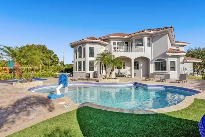 For Sale: $2,600,000 (8 beds, 5 baths, 5193 Square Feet)