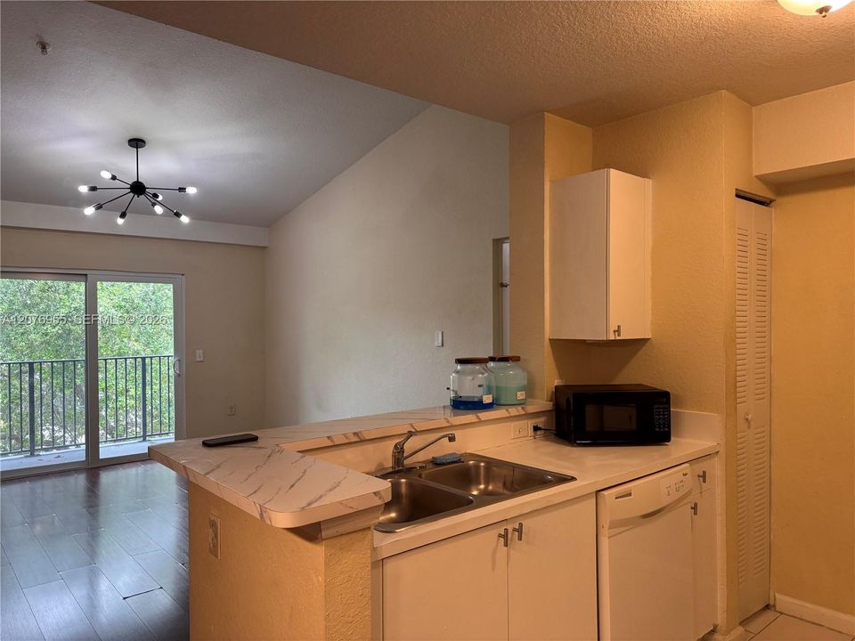 В аренду: $1,795 (2 спален, 2 ванн, 895 Квадратных фут)