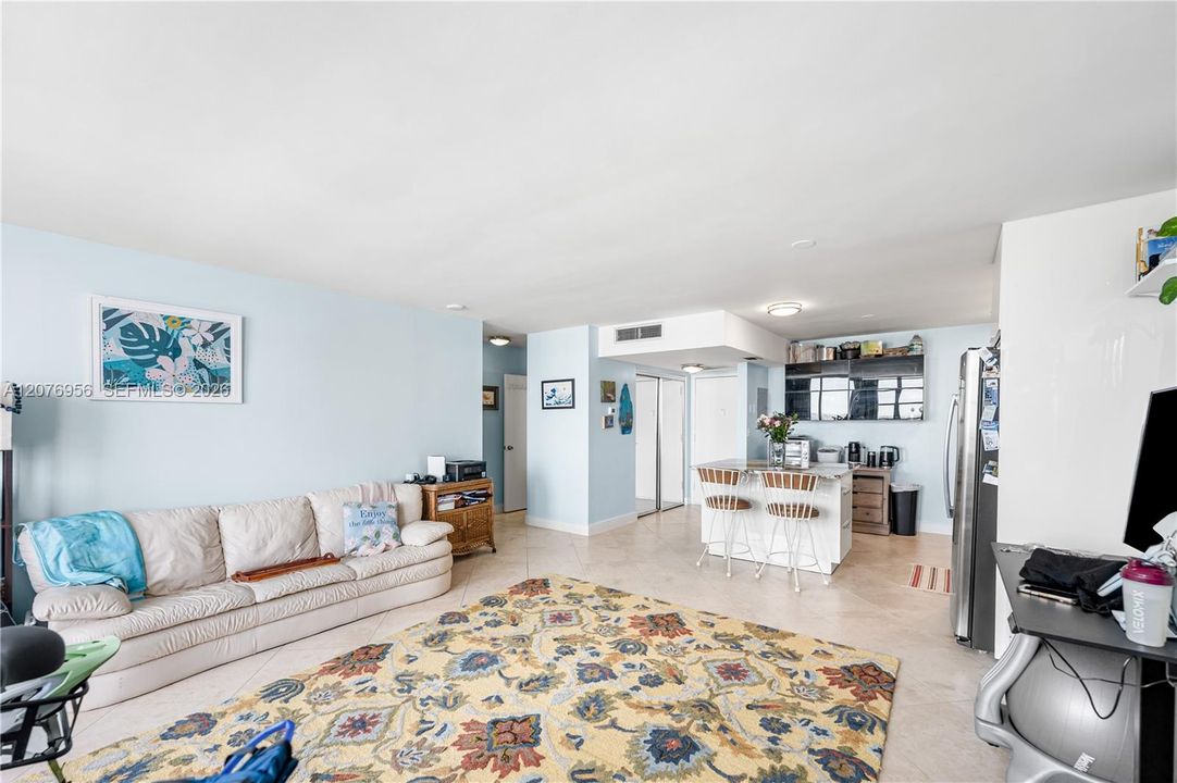 For Sale: $189,900 (1 beds, 1 baths, 855 Square Feet)