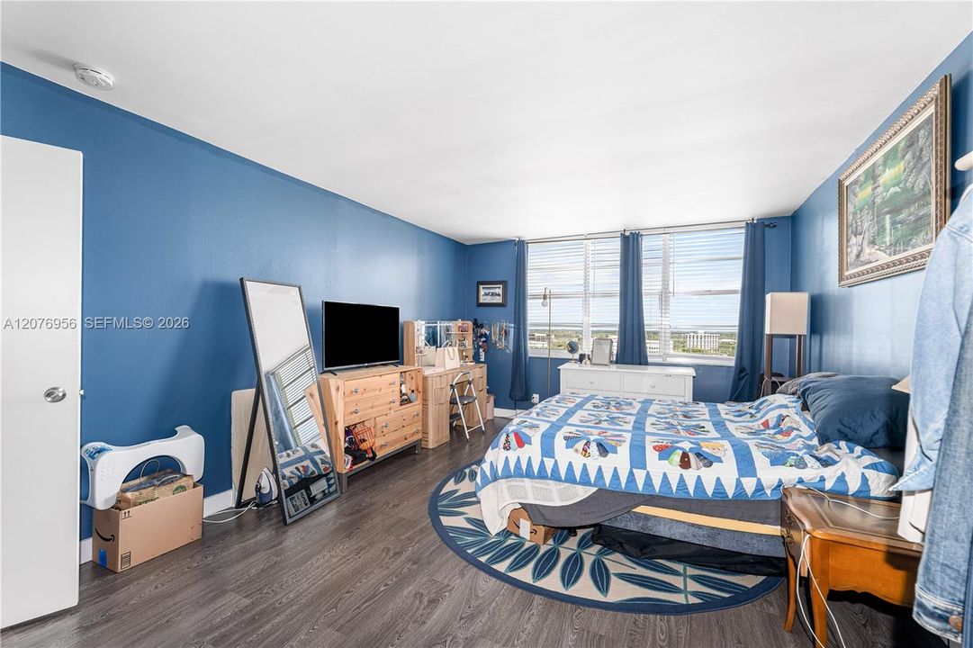 For Sale: $189,900 (1 beds, 1 baths, 855 Square Feet)