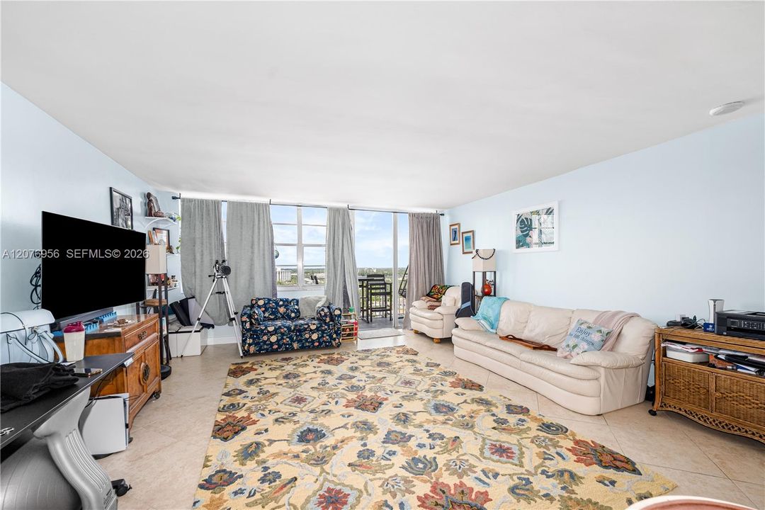 For Sale: $189,900 (1 beds, 1 baths, 855 Square Feet)