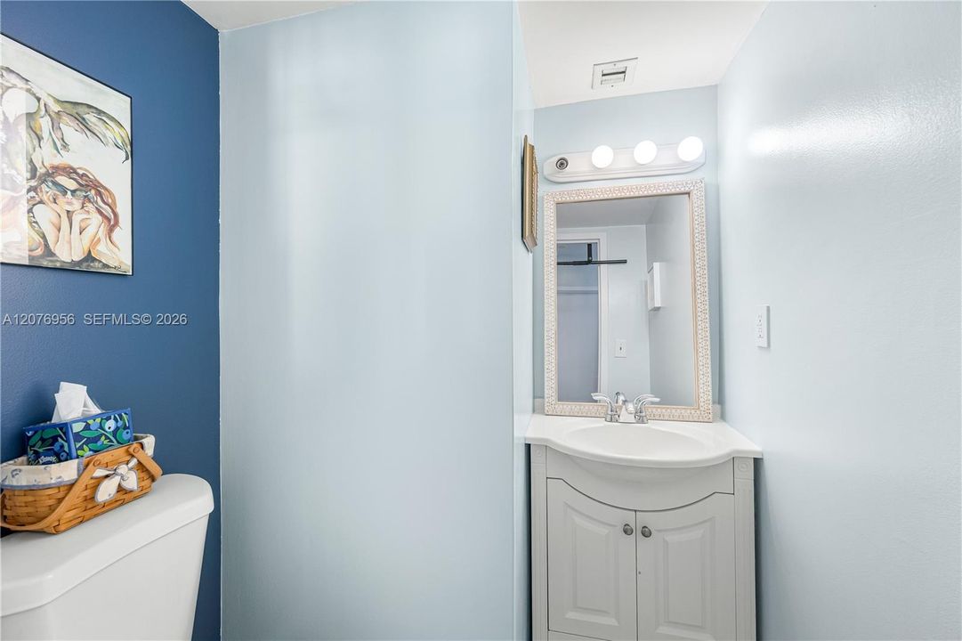 For Sale: $189,900 (1 beds, 1 baths, 855 Square Feet)