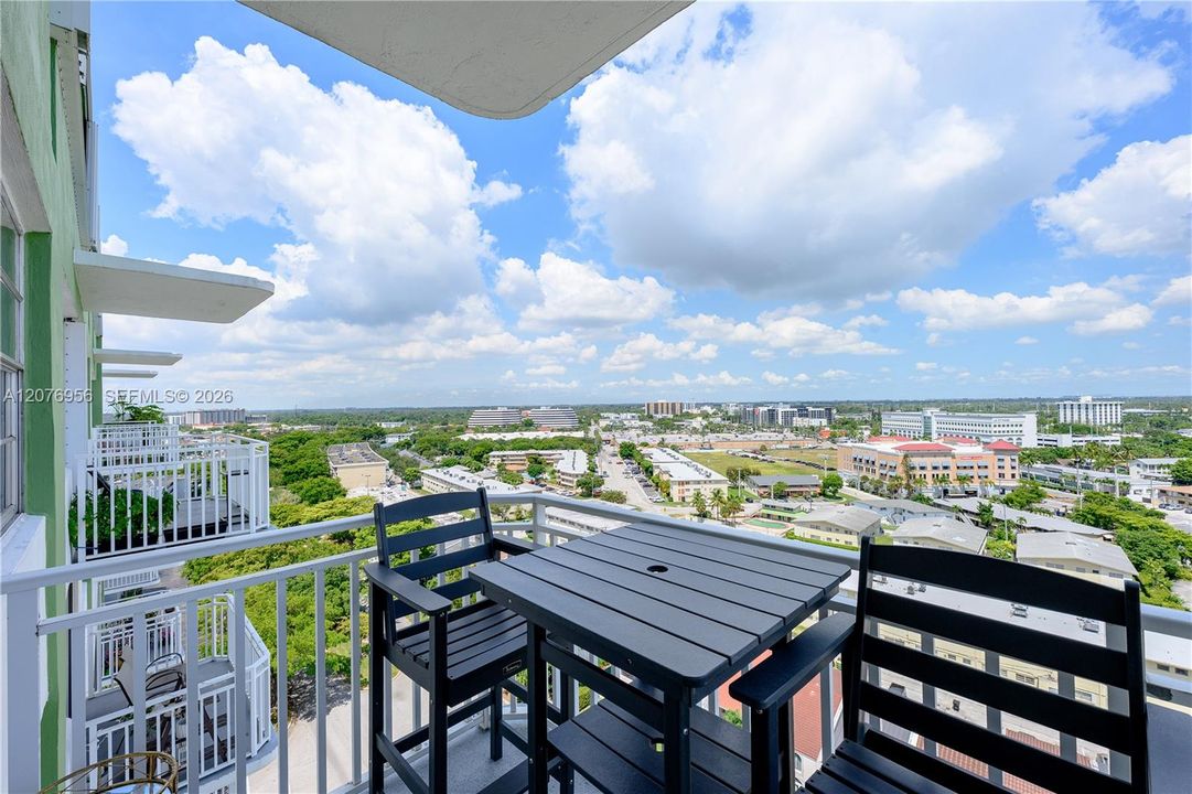 For Sale: $189,900 (1 beds, 1 baths, 855 Square Feet)