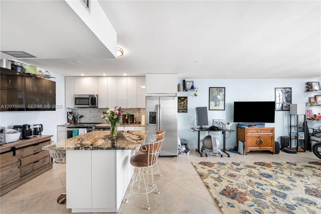 For Sale: $189,900 (1 beds, 1 baths, 855 Square Feet)