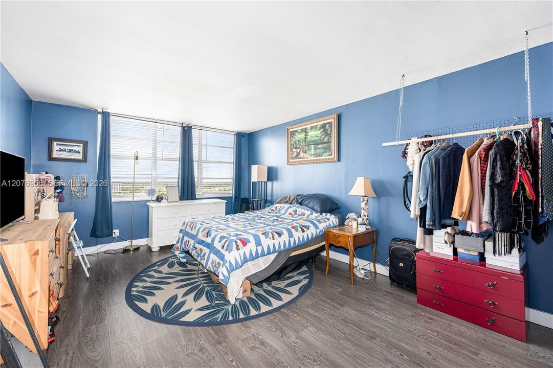 For Sale: $189,900 (1 beds, 1 baths, 855 Square Feet)